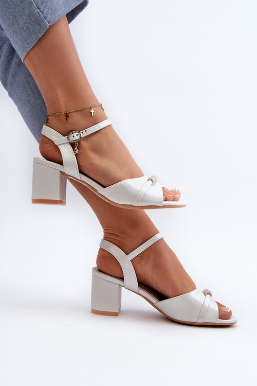 Жіночі босоніжки з еко шкіри на підборах і сріблястим декором Нархі