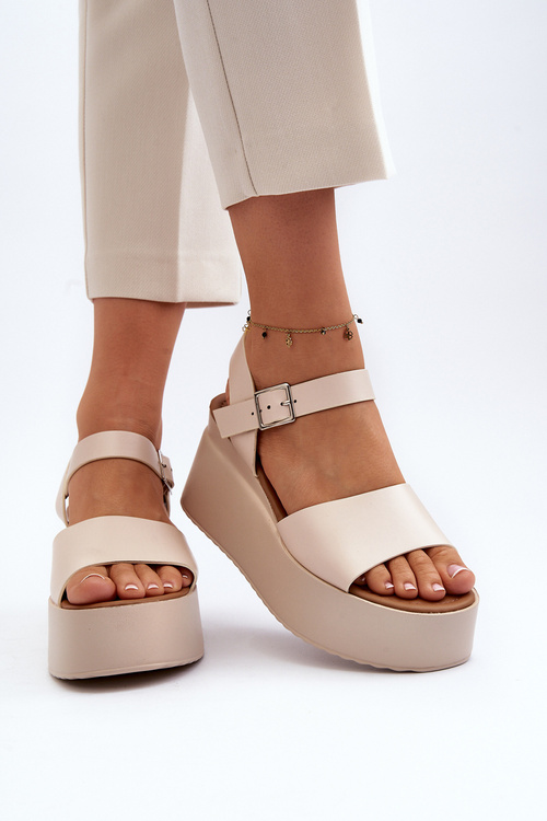 Жіночі босоніжки на танкетці бежевого кольору Geferia