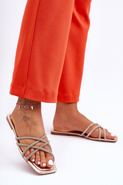 Жіноче взуття зі смужками і стразами Gold Leomi