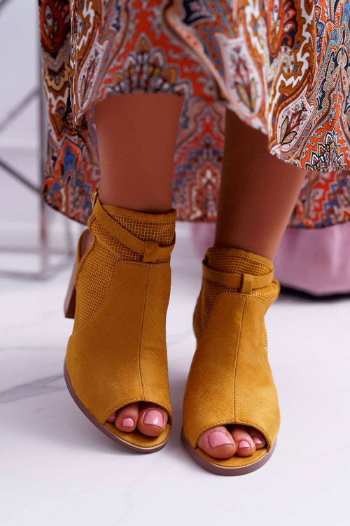 Жіночі замшеві босоніжки Tido жовтого кольору