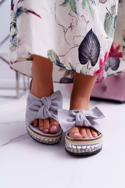 Жіночі шльопанці з кокардами на товстій підошві сірого кольору Міледі