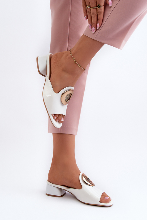 Елегантні лаковані жіночі мюлі на низькому каблуці з золотим декором білого кольору Uzimila