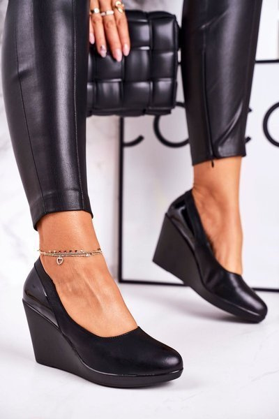 Жіночі класичні туфлі на танкетці блискучі чорні Ivonne