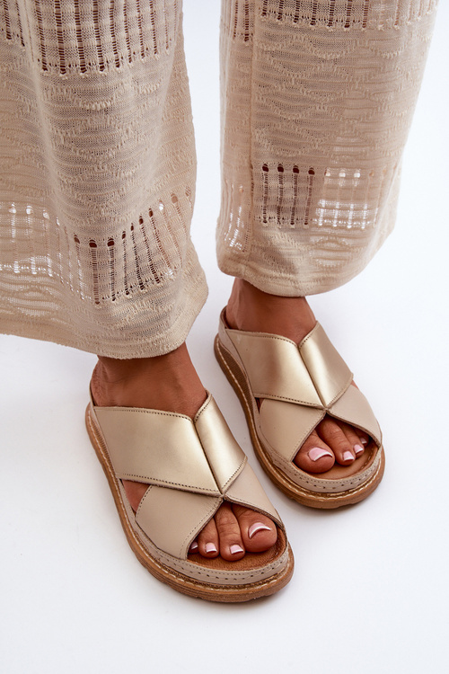 Шкіряні профільовані шльопанці Maciejka 04986-04 золото-бежевий