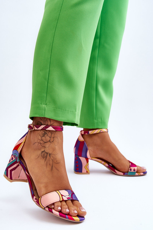 Атласні босоніжки з малюнком на низькому каблуці фіолетового та рожевого кольорів