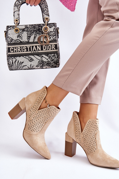 Модні замшеві ажурні чоботи на підборах світло-бежевого кольору Genevi