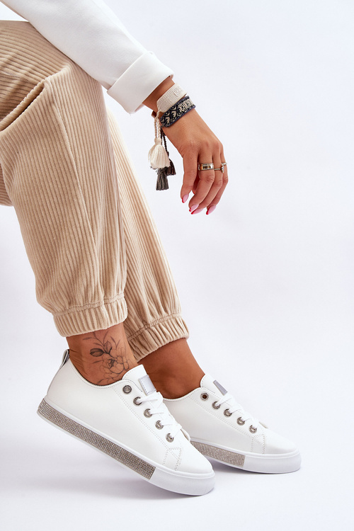 Жіночі низькі кросівки з форсунками біло-сріблясті Demira