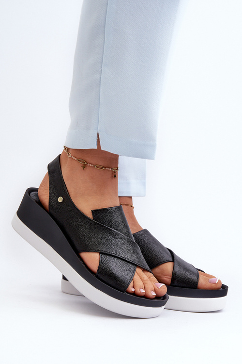 Чорні шкіряні босоніжки на танкетці Zazoo 40256