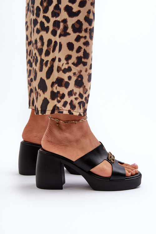 Zazoo 40419 Шкіряні жіночі шорти з вирізами та прикрасами чорні