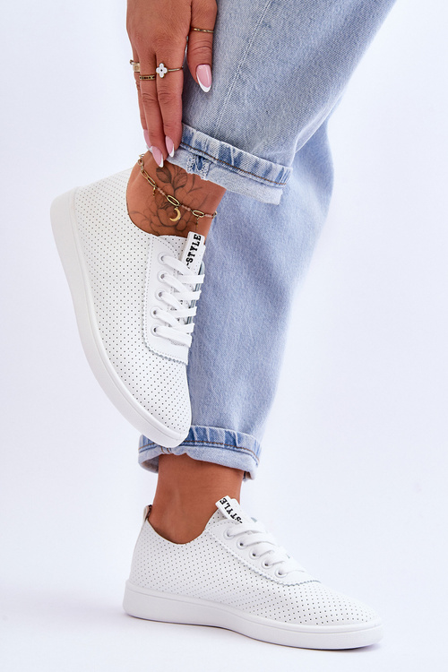 Жіночі ажурні кросівки на шнурівці білого кольору