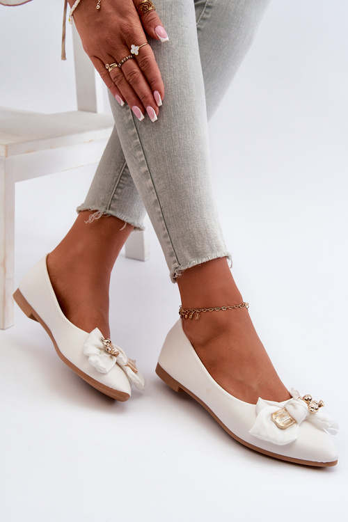 Жіночі балетки з екошкіри з бантом і брошкою Satris білого кольору