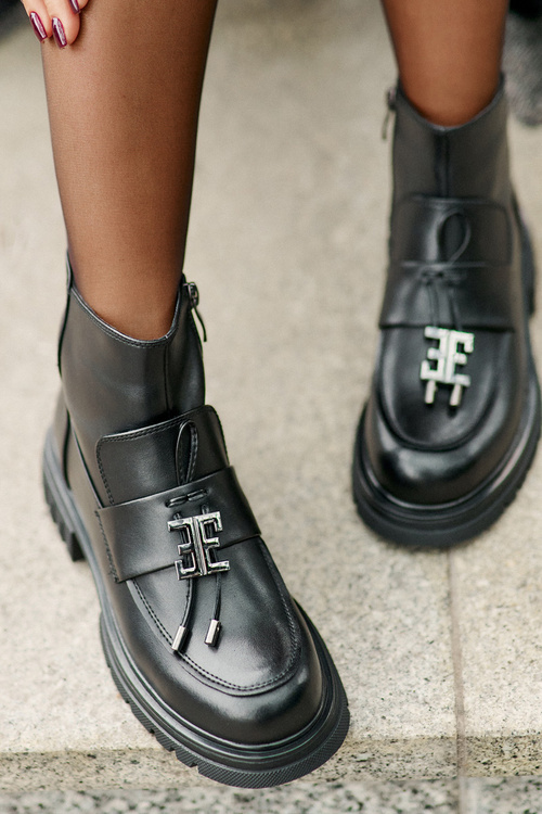 Шкіряні ботильйони на плоскій каблуці та декорі утеплені чорного кольору Asperra