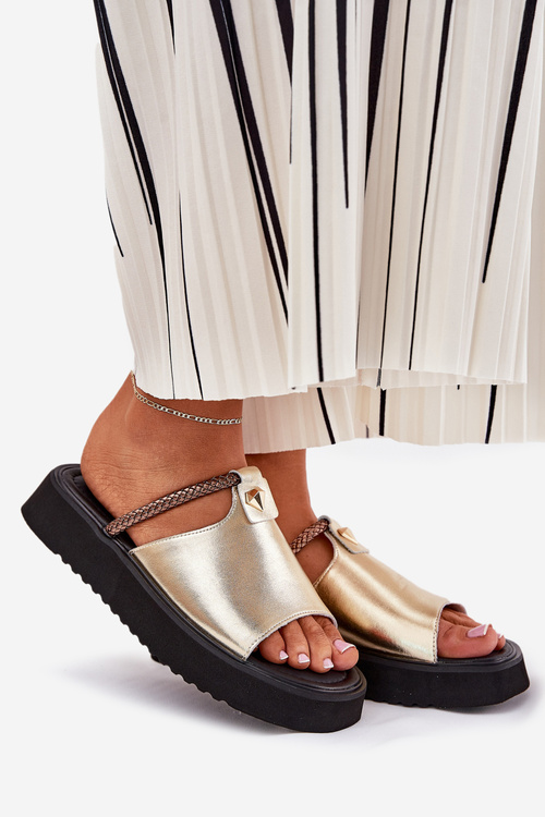 Жіночі шкіряні сандалі на платформі з декоративним ремінцем D&A MK51-475 Золоті