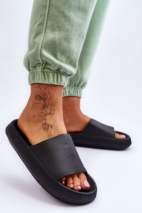 Модні поролонові тапочки на масивній платформі Black Linnea