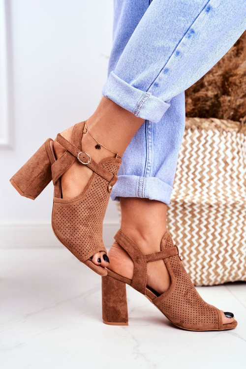 Жіночі ажурні босоніжки на пості коричневого кольору Kira