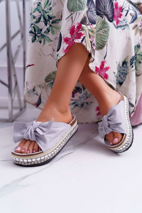 Жіночі шльопанці з кокардами на товстій підошві сірого кольору Міледі