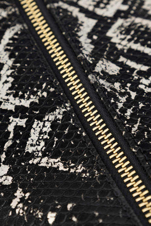 Сумка-почтальон NOBO з атласним візерунком N1330-CM23 чорно-золота