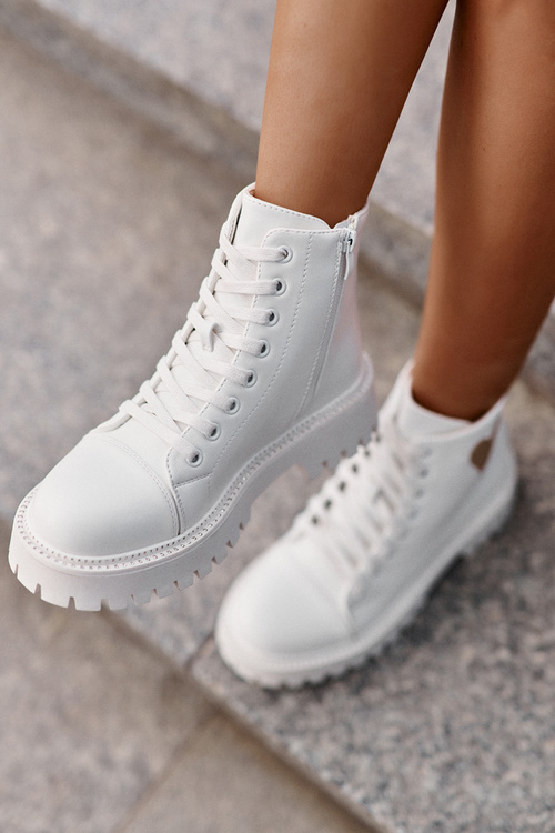 Жіночі чоботи на блискавці з декоративним сердечком, білі Obeena