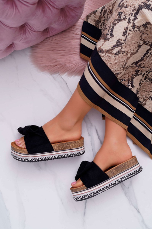 Жіночі шкіряні шльопанці на платформі з ремінцем чорного кольору Chantal