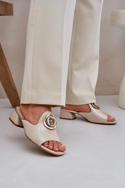 Елегантні жіночі сандалі на низькому каблуці з декоративними елементами бежеві Feledis