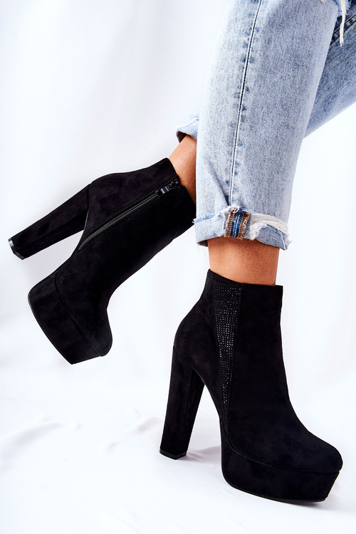 Чорні замшеві чоботи на високому каблуці