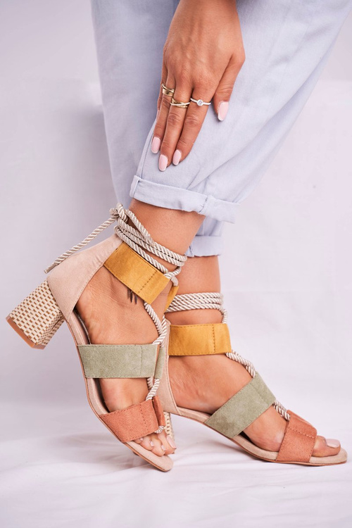 Жіночі босоніжки на шпильці замшеві кольорові Beckie