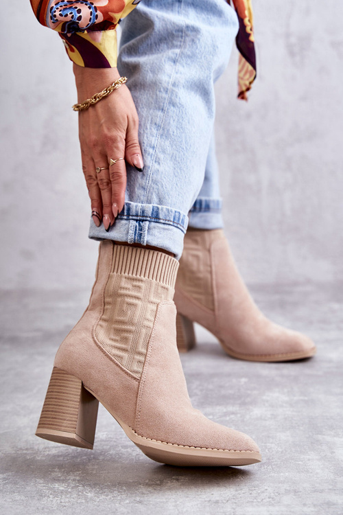 Жіночі замшеві чоботи з носком бежеві Montes