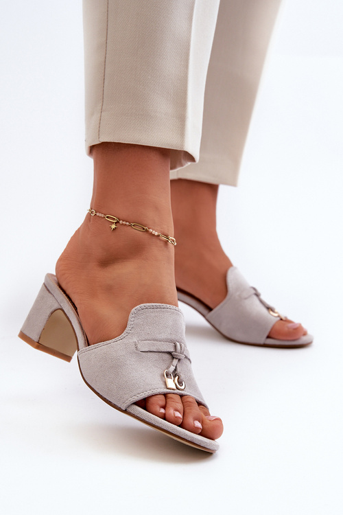 Жіночі сірі босоніжки на підборах зі штучної замші Jemenna