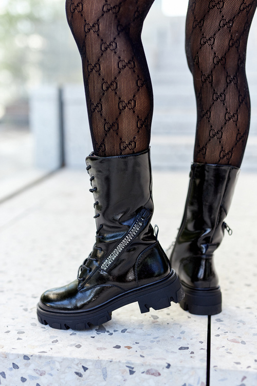 Похідні черевики на плоскій підошві лаковані TR747 чорного кольору