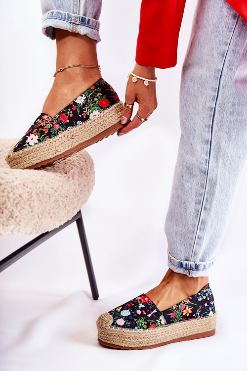 Модні сліпони в квіти чорного кольору