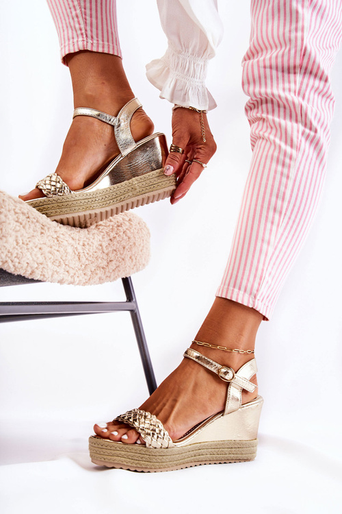 Золоті шкіряні босоніжки на танкетці Gabriela