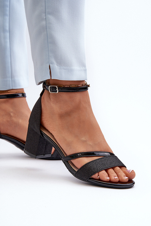 Чорні жіночі блискучі босоніжки Ploemis на низькому каблуці