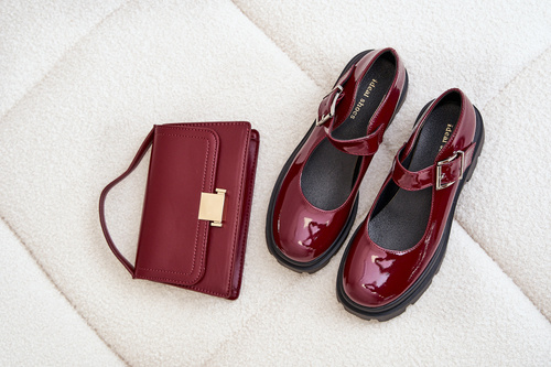 Лаковані жіночі туфлі з пряжкою Бордові Plikuria