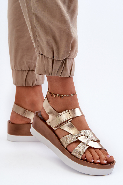 Золоті жіночі шкіряні босоніжки на платформі Zazoo 40397