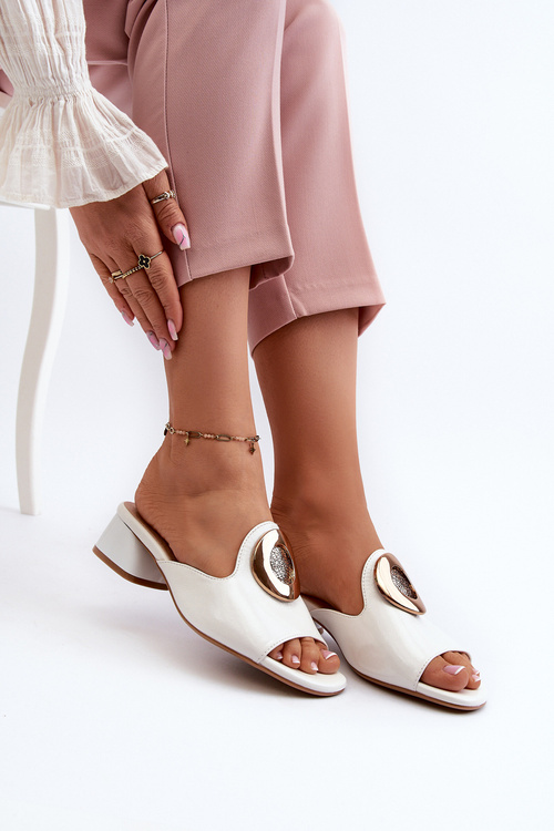 Елегантні лаковані жіночі мюлі на низькому каблуці з золотим декором білого кольору Uzimila