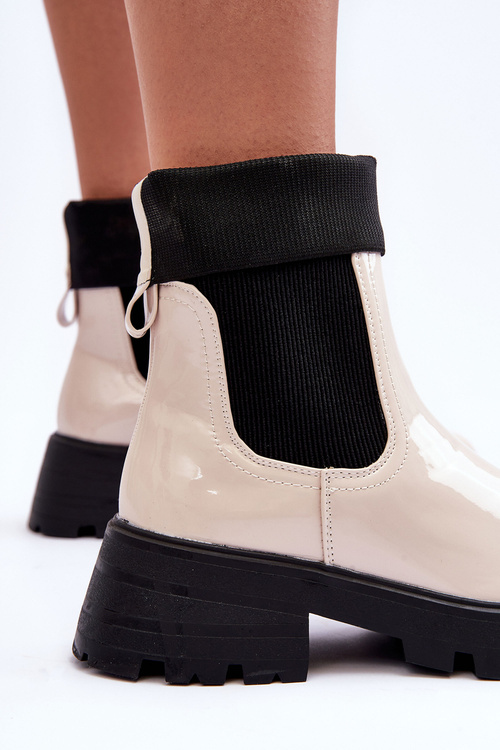 Жіночі лаковані ботильйони бежеві Pavo