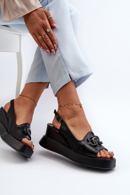 Жіночі босоніжки на платформі та танкетці з чорними прикрасами Janesca