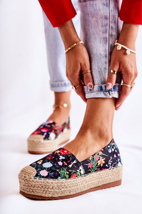 Модні сліпони в квіти чорного кольору