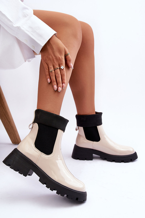 Жіночі лаковані ботильйони бежеві Pavo