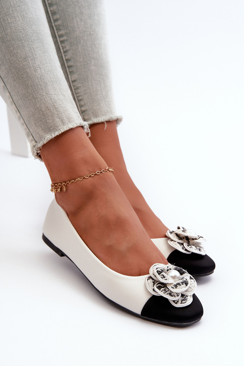 Жіночі балетки з екошкіри з декоративними деталями білого кольору Divinella