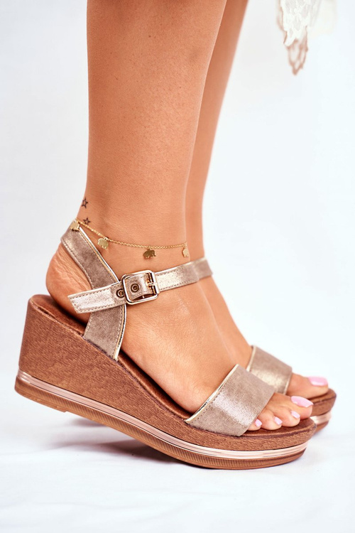 Жіночі босоніжки на танкетці бежеві Монро