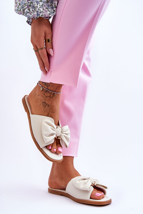 Жіночі шкіряні тапочки з бантом білі Becky