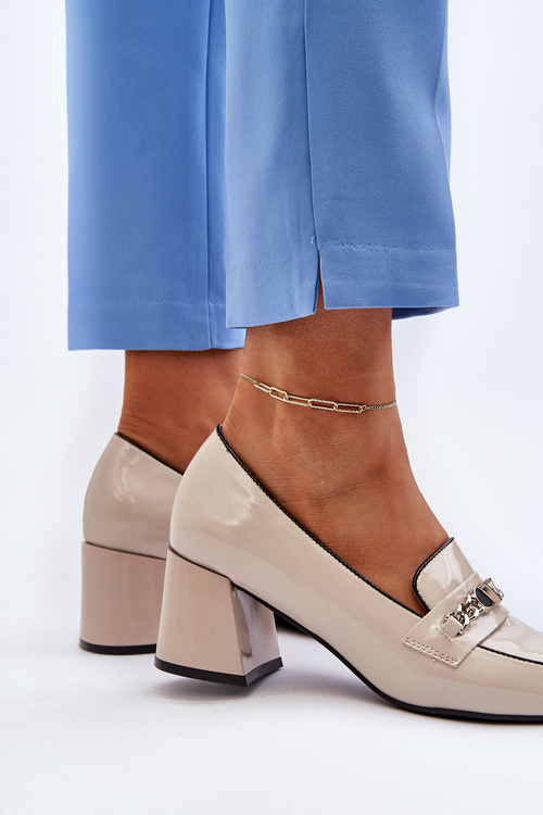 Бежеві лаковані туфлі на низькому каблуці з прикрасами Makki