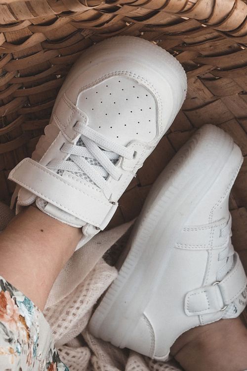 Дитяче шкіряне спортивне взуття на липучці White Angel