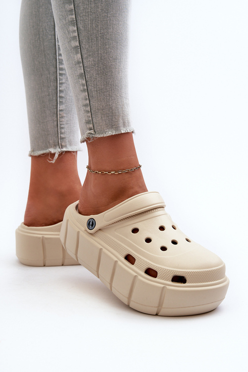 Жіночі пінопластові босоніжки на платформі бежевого кольору Itubia