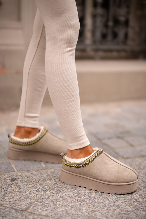 Жіночі зимові чоботи на платформі, утеплені хутром зеленого кольору