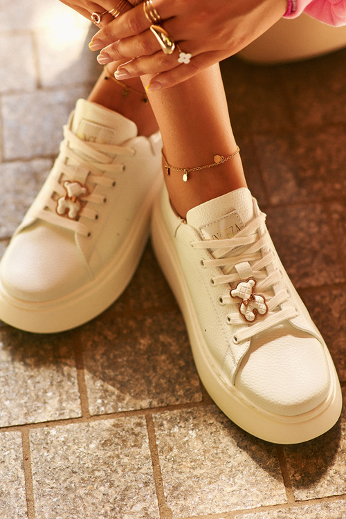 Жіночі шкіряні кросівки на платформі з ведмедиком білі Vinceza 66641