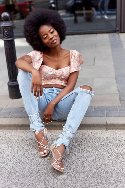 Босоніжки на високому каблуці зі шнурівкою та квадратним носком