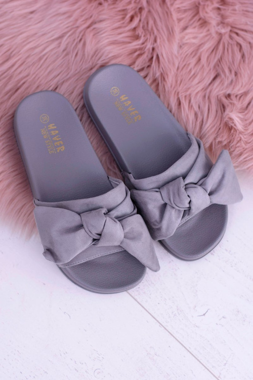 Сірі жіночі замшеві шльопанці з кокардою Merbolo