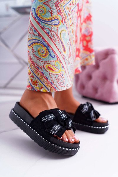 Жіночі шльопанці з контурною устілкою з метеликом чорного кольору Вреня